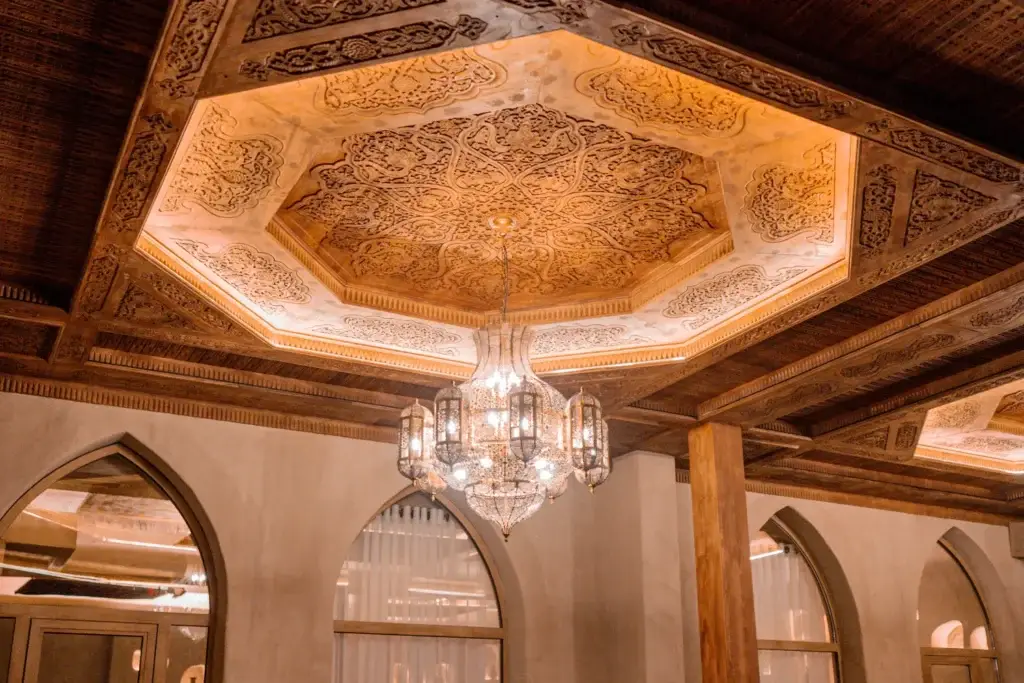 Marokano usulida bezatilgan sholiya va o’ymali daraxtli tepa