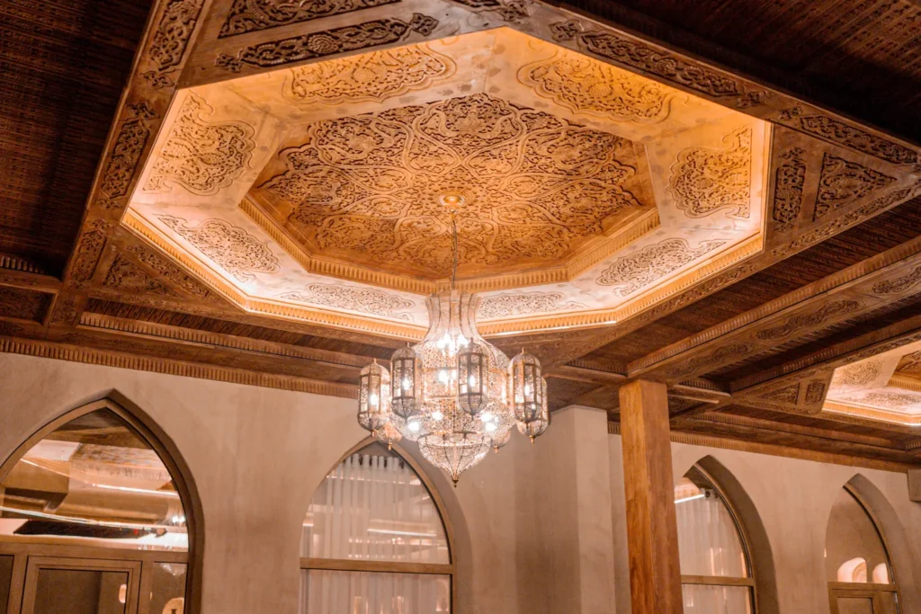 Резной деревянный потолок с люстрой в марокканском стиле
