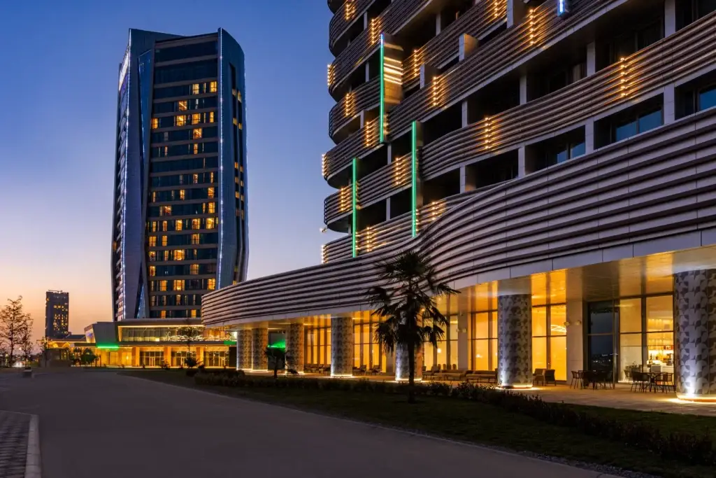 Majmuaning kechki va tungi ko‘chalari — estetik didli kishilar uchun haqiqiy zavq