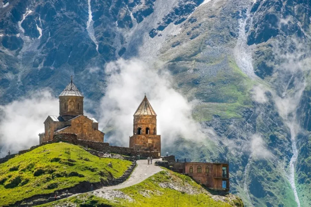Троицкая церковь Гергети, один из самых известных и сакральных храмов Грузии на горе Гергети, вершина Квеми-Мта, у подножия горы Казбек, в 12 км от российско-грузинской границы, рядом с Военно-грузинской дорогой