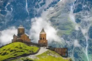 Троицкая церковь Гергети, один из самых известных и сакральных храмов Грузии на горе Гергети, вершина Квеми-Мта, у подножия горы Казбек, в 12 км от российско-грузинской границы, рядом с Военно-грузинской дорогой