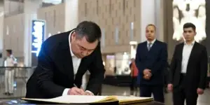 Президент Кыргызстана Садыр Жапаров подписывает указ об учреждении Посольства Республики Кыргызстан в Египте
