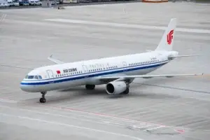 Самолет авиакомпании Air China на взлетной полосе аэропорта