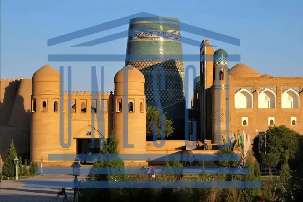 Прозрачный логотип UNESCO на фоне культурного наследия Центральной Азии