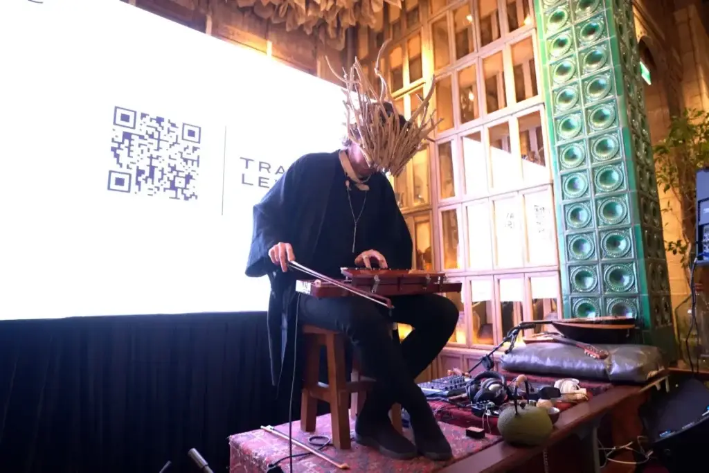 Filiallardan yasalgan bosh kiyim kiygan torli asbob chalish