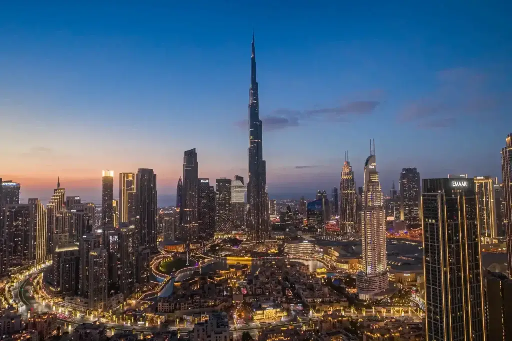 Высотное здание Бурдж-Халифа возвышается над городом на закате