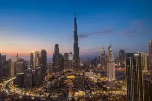 Высотное здание Бурдж-Халифа возвышается над городом на закате
