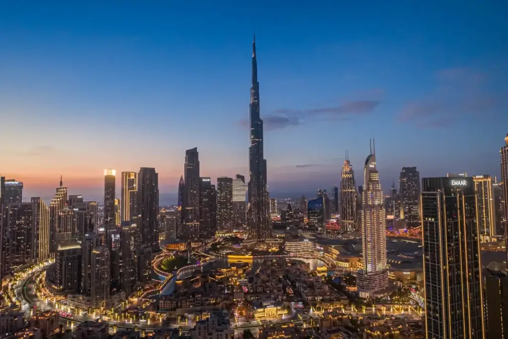 Высотное здание Бурдж-Халифа возвышается над городом на закате