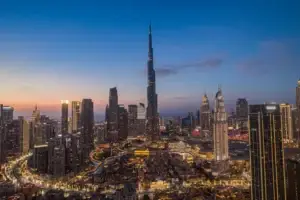 Высотное здание Бурдж-Халифа возвышается над городом на закате