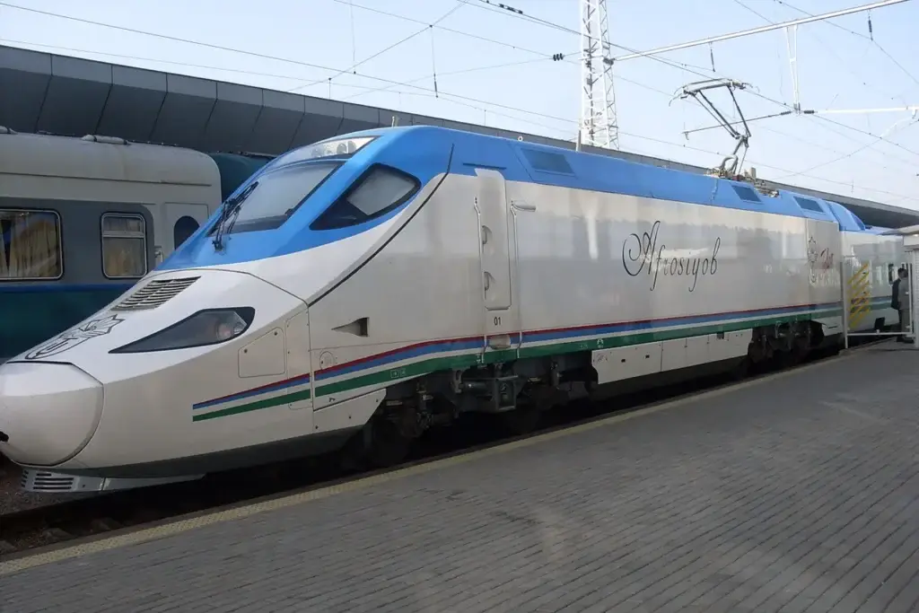 Поезд Afrosiyab на Северном вокзале Ташкента