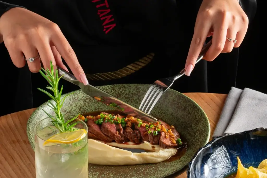 KITANA Asia Grill - сет «Трио Умами» - тартар из говядины с трюфельным понзу, салат с осьминогом, бейби-картофелем и апельсиновым дрессингом, томленый стейк с черными бобами