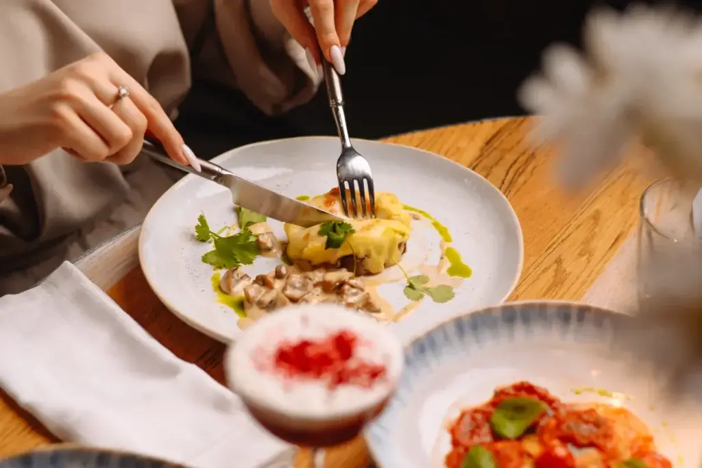 «Сыроварня» - сет «Три грани вкуса» - тартар из форели с соусом гуакамоле и картофельными чипсами, равиоли с томленой телятиной в томатном соусе, медальоны на гриле с картофельной запеканкой и грибным соусом