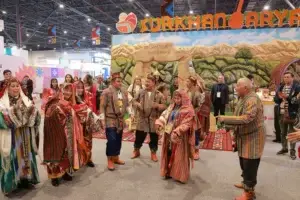 Фольклорный ансамбль в национальных костюмах на стенде Сурхандарьи