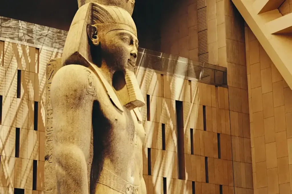 Cтатуя Рамзеса II в атриуме музея