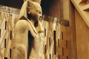 Cтатуя Рамзеса II в атриуме музея