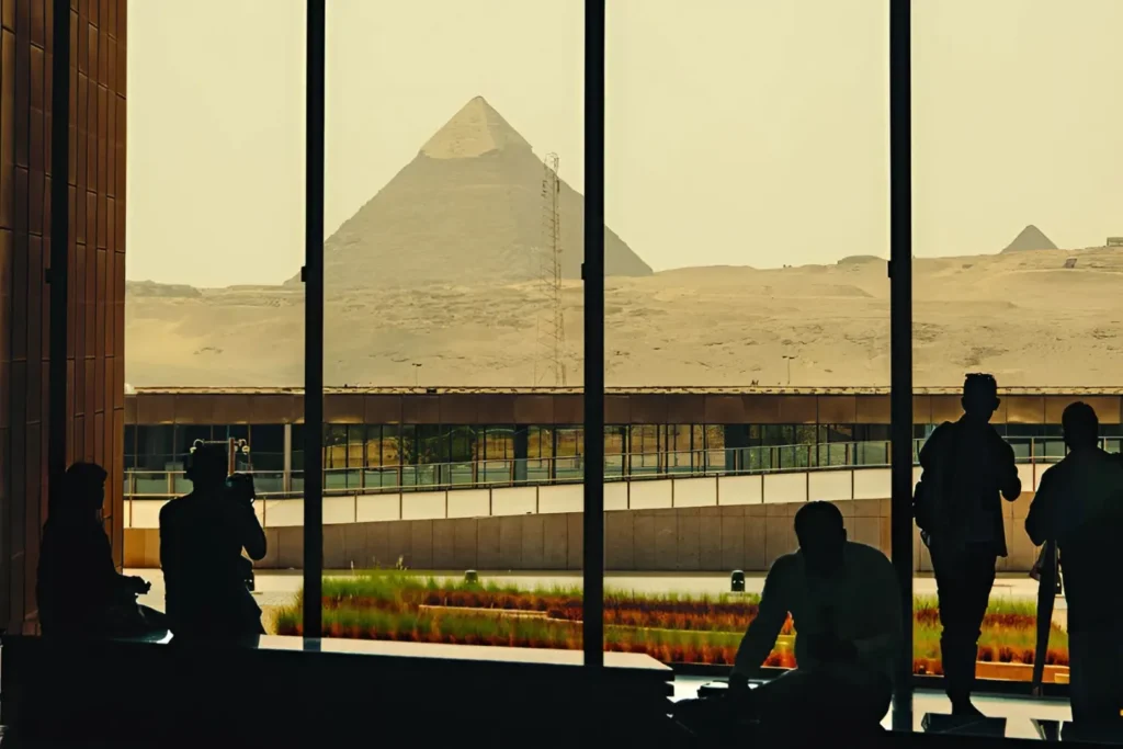 Вид на пирамиды Гизы из Большого Египетского музея