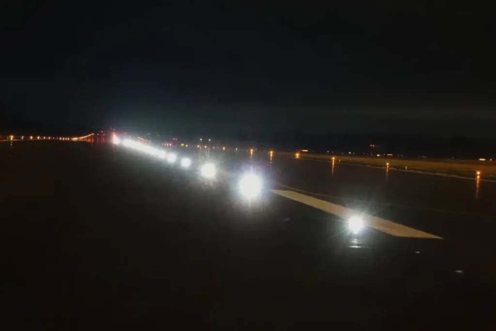 Взлётная полоса международного аэропорта «Манас» в Бишкеке