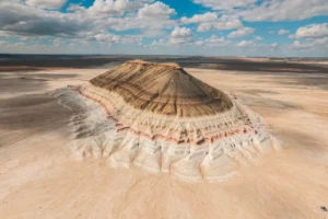 Гора Бокты возвышается над плоской поверхностью, как огромный глиняный стол