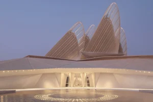 Экстерьер современного общественного здания с волнообразнои кровлеи и геометрическим фасадом на площади