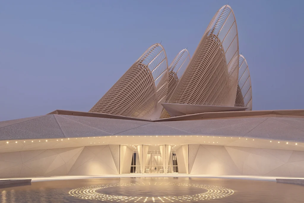 Экстерьер современного общественного здания с волнообразнои кровлеи и геометрическим фасадом на площади