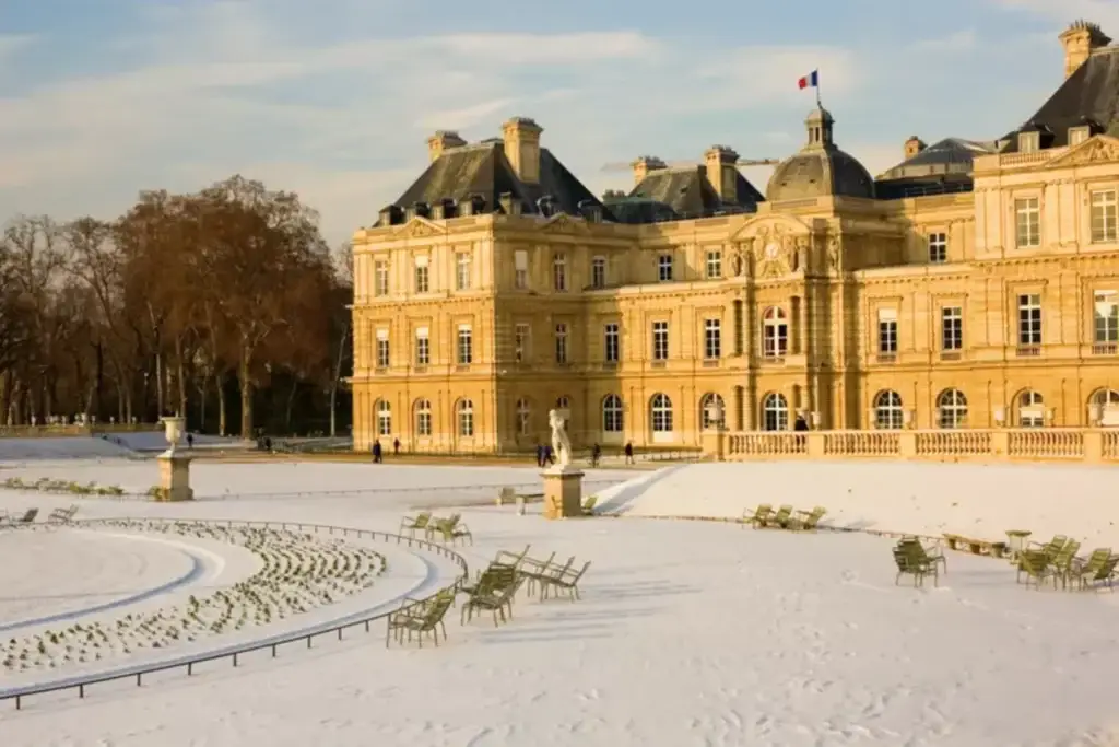 Редкий снежный день в Люксембургском саду в Париже