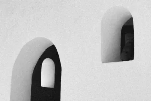 Культовое захоронение святого старца. По дороге в Койтендаг мы сделали остановку у Кайнар баба. Это озеро находится в предгорьях Кугитангтау, рядом с поселком Гарлык, на юго-востоке Туркменистана. Место известно своим сероводородным источником и небольшим озером. Через эти земли проходили караваны из Келифа в Гузар, а оттуда – в Бухару и Самарканд