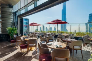 Терраса ресторана CÉ LA VI с видом на небоскреб Бурдж-Халифа в Дубае