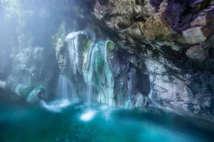 Горячий источник Биби Фатима-и Захро в горах Памира в Таджикистане