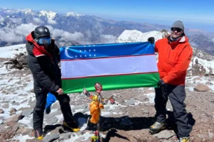 Флаг Узбекистана на вершине горы